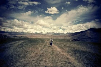 Fotokunst von Brett Elmer: Weite Berge in Xinjiang, China unter einem klaren Himmel
