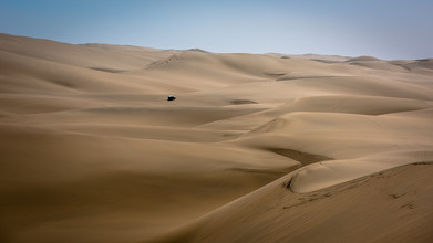Dennis Wehrmann, infinite width in the namib desert in namibia, die unendliche weite der namibwüste in namibia