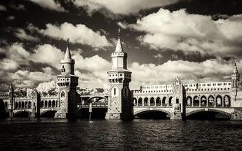 Oberbaumbrücke - fotokunst von Holger Nimtz