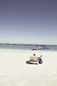 Fotokunst von Thomas Neukum: entspannender Strand mit weißem Sand und Sonnenschirm
