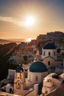 Wunderschönes Fotokunstmotiv von Santorini mit Sonnenuntergang und traditioneller Architektur.