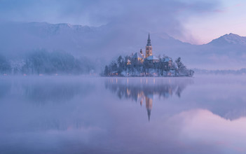 Aleš Krivec, Lake Bled on a winter morning - Slowenien, Europa)