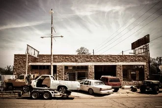 Fotokunst von Florian Paulus: alte Garage mit kaputten Autos in den USA.