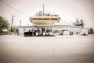 Verlassene Tankstelle in den USA, im Stil eines Thrillers festgehalten.