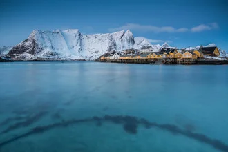 Fotokunst von Eva Stadler: malerische Aussicht auf die Lofoten mit türkisfarbenem Wasser