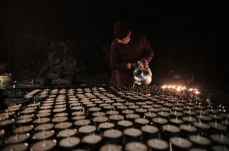 Wall art by Jan Møller Hansen: bright room with butter lamps creating a meditative atmosphere