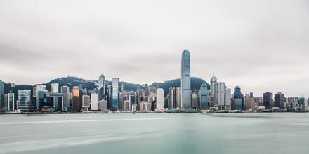 Fotokunst von Sebastian Rost: Stadtansicht von Hongkong bei Sonnenuntergang