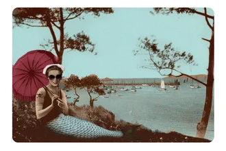 Illustration von Larvol Marianne: verspielte Meerjungfrau am Strand von Bretagne