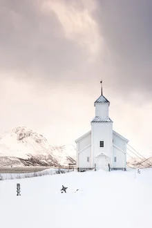 Fotokunst von Michael Stein: eine ruhige Kirche im Schneesturm von Gimsøy, Norwegen