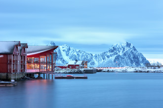 Michael Stein, Rote Häuser am Hafen von Svolvaer (Norway, Europe)