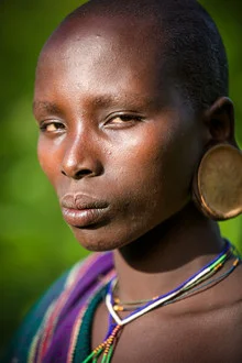 Fotokunst von Miro May: Portrait eines stolzen Mannes aus Äthiopien in natürlicher Umgebung.