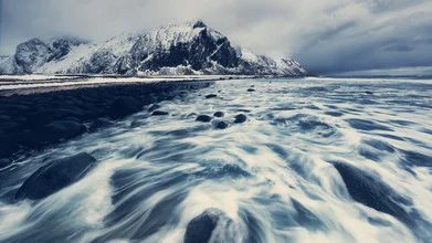 Fotokunst von Franz Sussbauer: Wellen und Berge an der norwegischen Küste