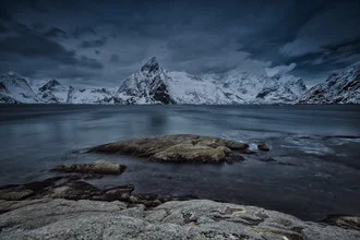Fotokunst von Eva Stadler: Olstinden-Berg im Fjord bei sanften Farben