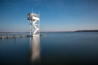 Rettungsturm am Müggelsee mit sanften Wasserreflexionen und ruhiger Atmosphäre.