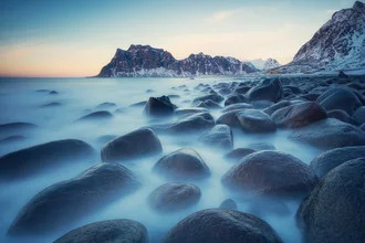 Fotokunst von Franz Sussbauer: runde Steine am winterlichen Strand von Uttakleiv