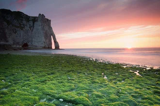 Fotokunst von Jan Philipp: Sonnenuntergang über der Porte d'Aval in der Normandie.