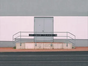Fotokunst von Klaus Lenzen: Wegweiser in einer urbanen Umgebung