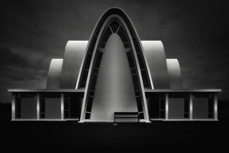 Fotokunst von Oliver Buchmann: monochrome Aufnahme der Kópavogskirkja in Island