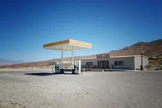 Fotokunst von Katja Diehl: einsame Gasstation in der Wüste von Death Valley.