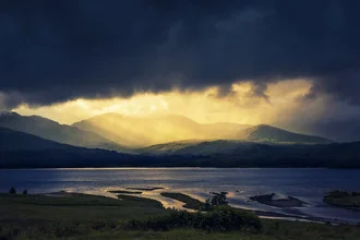 Fotokunst von Philip Gunkel: sanfte Sonnenstrahlen über den Highlands