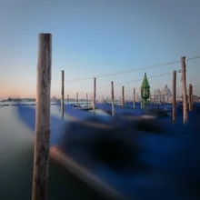 Fotokunst von Dennis Wehrmann: Gondeln im Sonnenaufgang auf der Piazza San Marco in Venedig