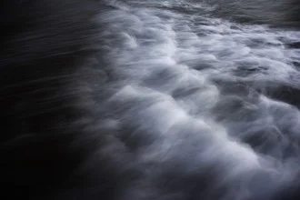Fotokunst von Tal Paz-fridman: abstrakte Wellen in sanften Grautönen