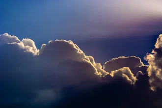 Fotokunst von Tal Paz-fridman: sanfte Wolken über einem klaren Himmel