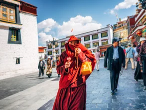 Fotokunst von Oliver Ostermeyer: Mönch auf Barkhor Street in Lhasa, Tibet.