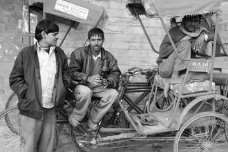 Wandbild von Jagdev Singh: Trio von Rikscha-Ziehern auf der Straße in New Delhi