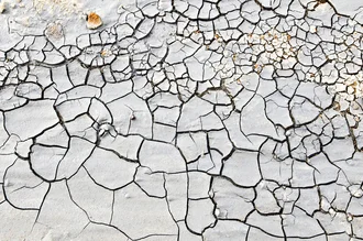 Fotokunst von Daniel Schoenen: abstrakte Darstellung einer trockenen Landschaft in Island