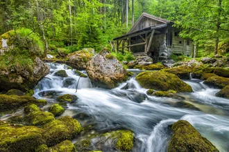 Fotokunst von Günther Reissner: alte Mühle in ruhiger Landschaft