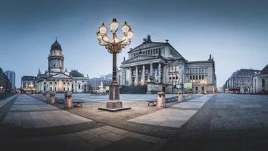 Fotokunst von Ronny Behnert: Gendarmenmarkt bei Abenddämmerung mit Laternen.