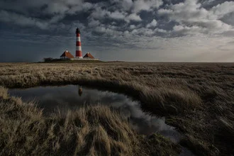 Fotokunst von Angelika Stern: Leuchtturm Westerhever an der Nordsee bei dunklem Himmel.