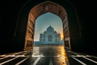 Fotokunst von Oliver Ostermeyer: Taj Mahal und Moschee in friedlicher Komposition