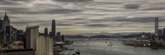 Fotokunst von Rob Smith: ruhige Aufnahme des Victoria Harbour in Hongkong.