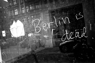 Fotokunst von Janek Markstahler: abstrakte Schwarz-Weiß-Spiegelung einer Berliner Szene