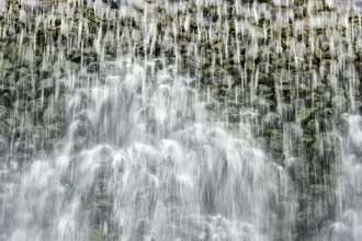 Fotokunst von Daniel Schoenen: ruhiger Wasserfall in einer grünen Landschaft