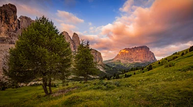 Fotokunst von Markus Van Hauten: ruhiger Sonnenuntergang über den Langkofel-Bergen