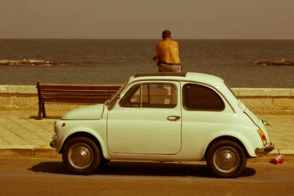 Fotokunst von Sebastian Rost: ein Mann auf einer Bank an der Promenade am Meer.