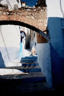 Blick auf die blaue Stadt Chefchaouen mit bunten Gassen und einem ruhigen Himmel.