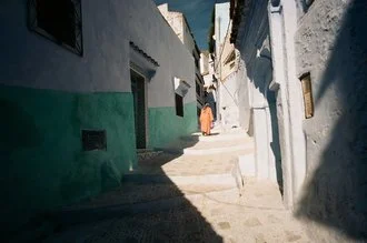 Fotokunst von Jim Delcid: bezaubernde Gasse in Chefchaouen, Marokko