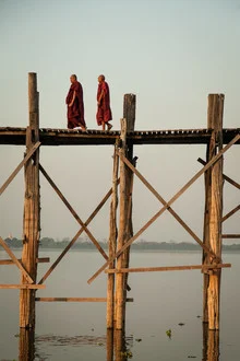Fotokunst von Sebastian Rost: Mönche auf der U Bein Brücke in Myanmar bei Sonnenuntergang
