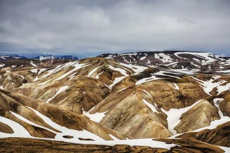 Fotokunst von Philip Gunkel: ruhige Landschaft mit bunten Bergen in Island