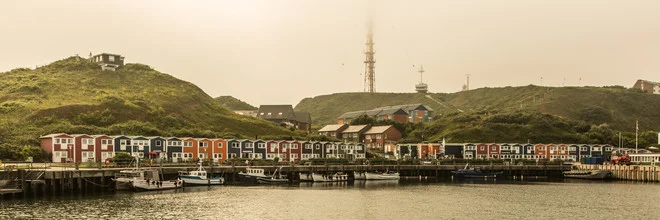 Fotokunst von Sebastian Rost: Blick auf die Küste von Helgoland mit Fischerbooten und Ozean.