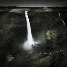 Fotokunst von Tillmann Konrad: ruhige Langzeitbelichtung des Haifoss Wasserfalls in Island