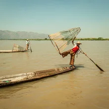 Einbeinfischer auf dem Inle See, sanfte Farben und ruhige Stimmung.