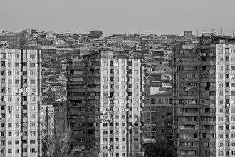 Fotokunst von Tatevik Vardanyan: Blick auf sowjetische Architektur in Schwarz-Weiß.