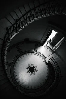 Fotokunst von Olah Laszlo-tibor: spiralförmige Treppe mit geometrischen Ornamenten.