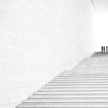 Black and white photo of a staircase featuring clean lines and modern design.