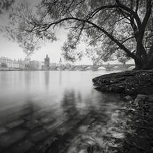 Fotokunst von Ronny Behnert: ruhige Ansicht der Karlsbrücke über die Moldau in Prag